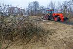 V Plzni na Borech odstartovalo kácení stromů kvůli chystané výstavbě tramvajové trati