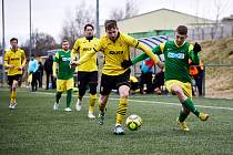 Krajský přebor (16. kolo): TJ Sokol Lhota (žlutí) - TJ START Tlumačov (fotbalisté v zelených dresech) 2:2 (2:0).