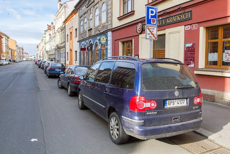 Parkování v Husově ulici v Plzni poslední den před zpoplatněním