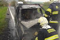 Požár osobního auta mezi Želčany a Vlčtejnem