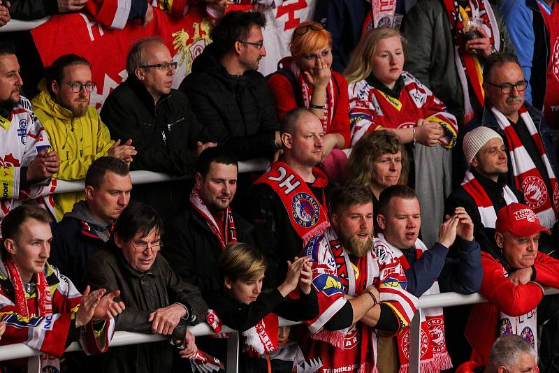 Semifinále play off hokejové extraligy - 5. zápas: HC Oceláři Třinec - HC Škoda Plzeň, 11. dubna 2019 v Třinci. Na snímku fanoušci Třince.