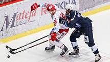 Semifinále play off hokejové extraligy - 5. zápas: HC Oceláři Třinec - HC Škoda Plzeň, 11. dubna 2019 v Třinci. Na snímku (zleva) Aron Chmielewski, Roman Vráblík.