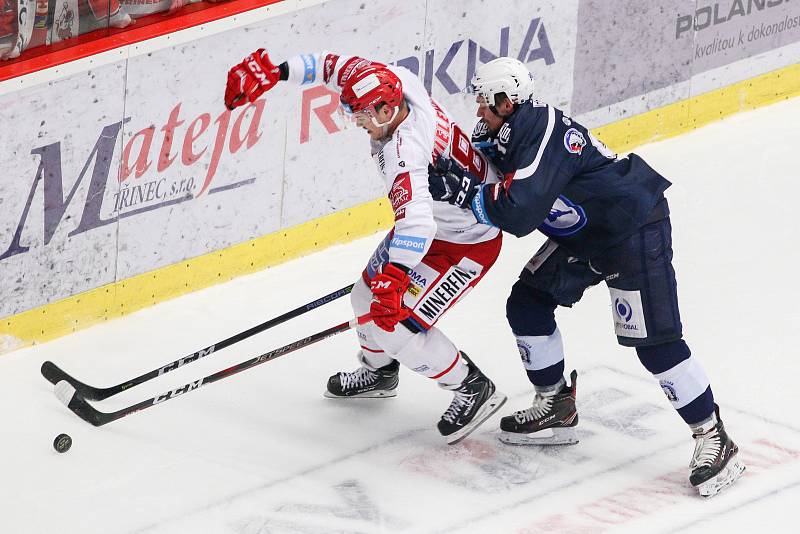 Semifinále play off hokejové extraligy - 5. zápas: HC Oceláři Třinec - HC Škoda Plzeň, 11. dubna 2019 v Třinci. Na snímku (zleva) Aron Chmielewski, Roman Vráblík.