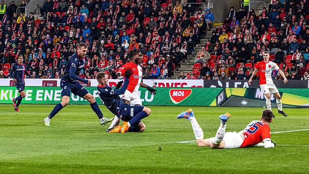 Fotbalisté Viktorie prokletí slávistického stadionu v Edenu neprolomili, v sobotu tam prohráli 1:2.
