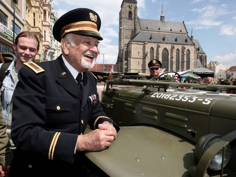 Oslavy osvobození,  veterán US Army Petersen - náměstí Republiky.