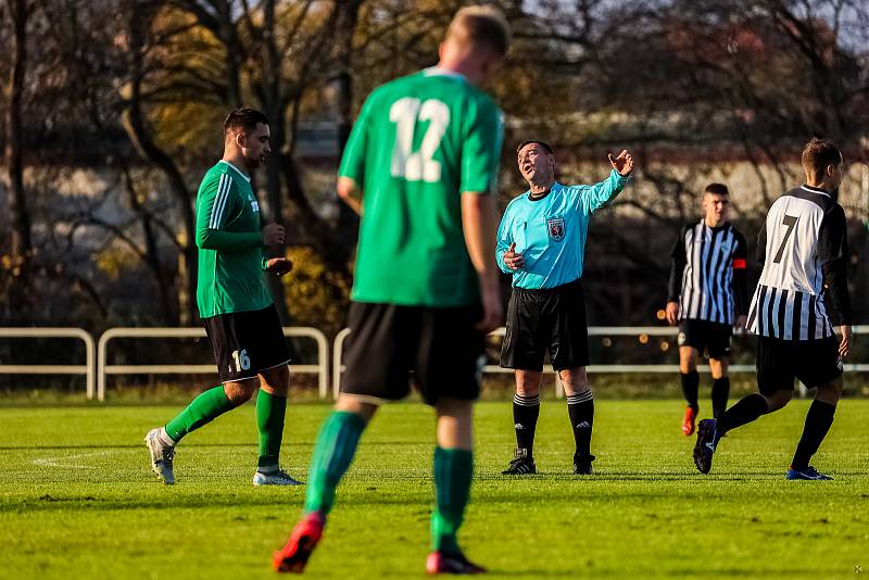 15. kolo I. A třídy: SK Smíchov Plzeň - FC Rokycany B (na snímku fotbalisté v zelených dresech) 4:2 (2:0).