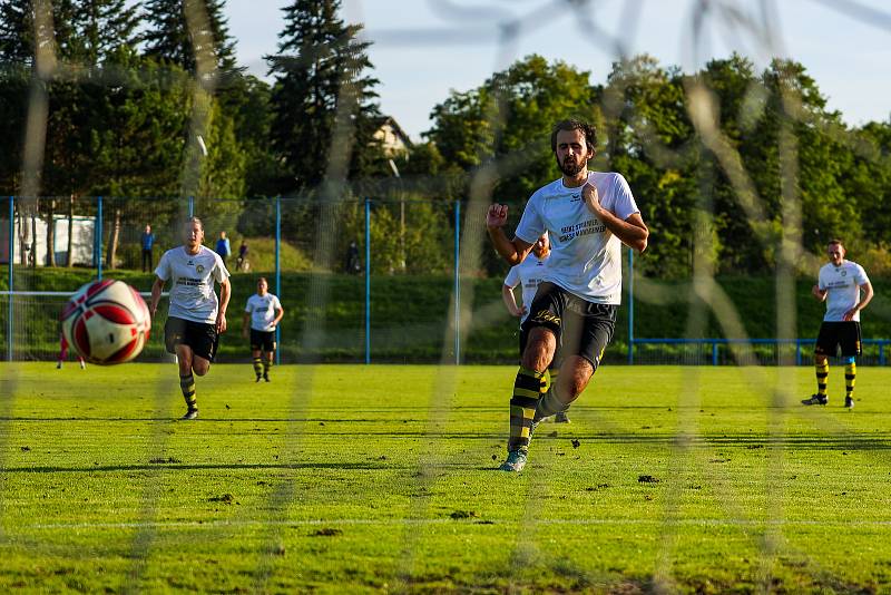 8. kolo krajského přeboru: SK Rapid Plzeň (na snímku hráčui v modrých dresech) - FC Chotíkov 1932 1:2 (0:1).