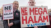Demonstrace proti výstavbě hal v Liticích na náměstí Republiky v Plzni