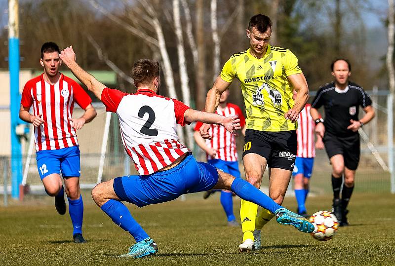 Fotbalisté FK ROBSTAV Přeštice (na archivním snímku hráči ve žlutých dresech) slaví pět kol před koncem letošního ročníku FORTUNA divize A postup do třetí ligy.