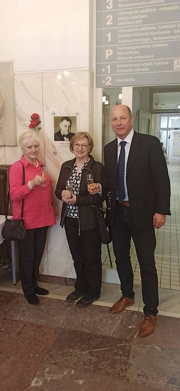 Vnučky doktora Mulače, vlevo Vlasta Peláková a vpravo Vanda Beranová, s ředitelem nemocnice Jaroslavem Zimmermannem.