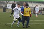 Dorostenci FC Viktoria Plzeň U19 (v bílých dresech) podlehli v přípravném duelu diviznímu celku muřů Senka Doubravka 1:4