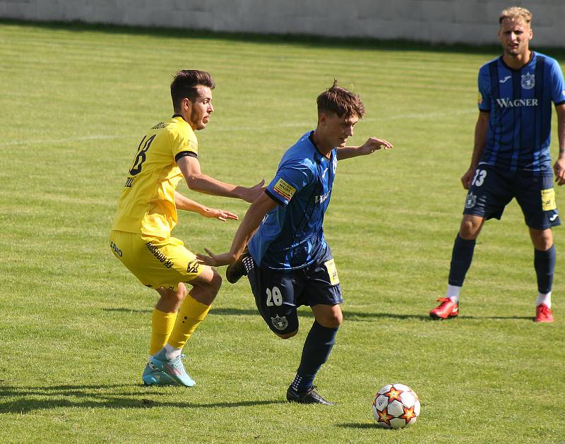 5. kolo FORTUNA ČFL, skupina A: FK ROBSTAV Přeštice (na snímku fotbalisté ve žlutých dresech) - TJ Jiskra Domažlice (modří) 5:1 (2:0).