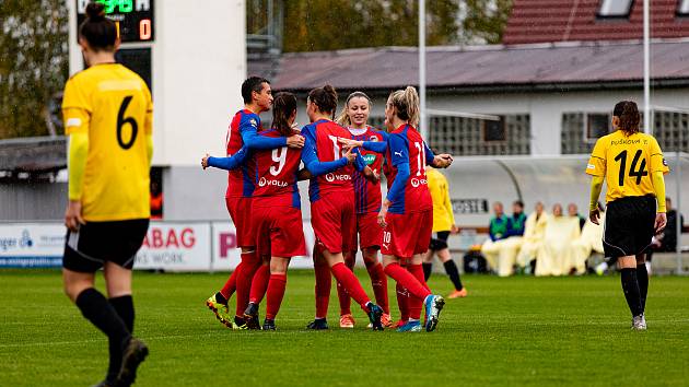 Radost mohly mít po nedělním zápase fotbalistky Viktorie Plzeň (na archivním snímku), které porazily v utkání o šest bodů Pardubice.