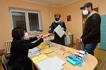 V Losiné na Plzeňsku voliči vhazují do urny dvě obálky. Svůj hlas odevzdávají ve volbách do poslanecké sněmovny a zároveň v místním referendu rozhodují o stavbě betonárky. Účast je v prvním dnu voleb vysoká.