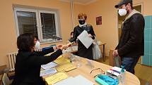 V Losiné na Plzeňsku voliči vhazují do urny dvě obálky. Svůj hlas odevzdávají ve volbách do poslanecké sněmovny a zároveň v místním referendu rozhodují o stavbě betonárky. Účast je v prvním dnu voleb vysoká.