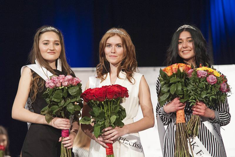 Zleva druhá vicemiss Veronika Veličková, Miss OK 2019 Denisa Ryndová a první vicemiss Samantha Janet Moreno