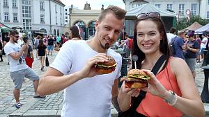 Burger street festival na nádvoří Plzeňského Prazdroje.