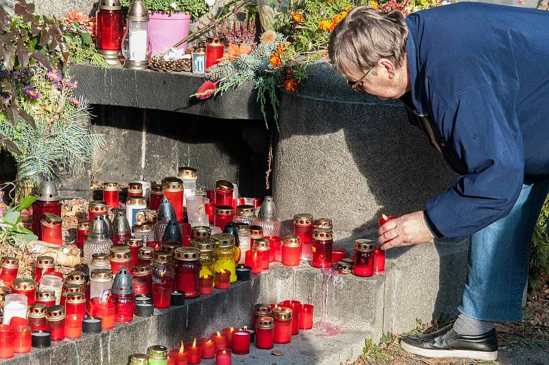 Přípravy na Dušičky v Plzni, lidé začínají najíždět na hřbitovy.