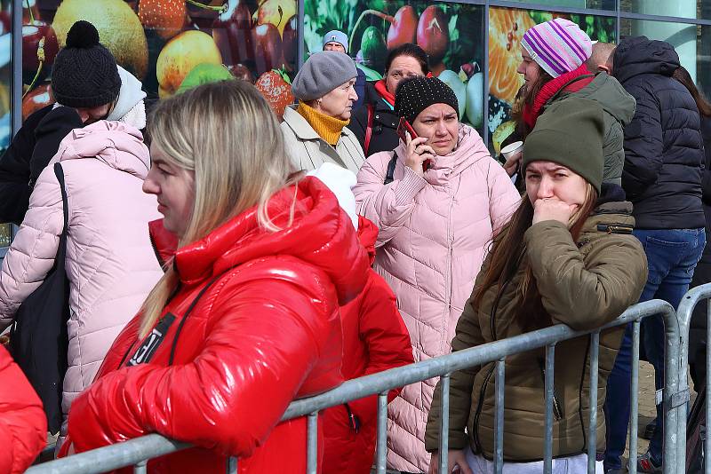 Občané Ukrajiny, kteří se snaží v Plzni získat vízum či zdravotní pojištění v Krajském asistenčním centru v bývalém Prioru, už nemusí čekat pod širým nebem. Před centrem vyrostly dva stany, které čekající ochrání před chladem a nepřízní počasí.