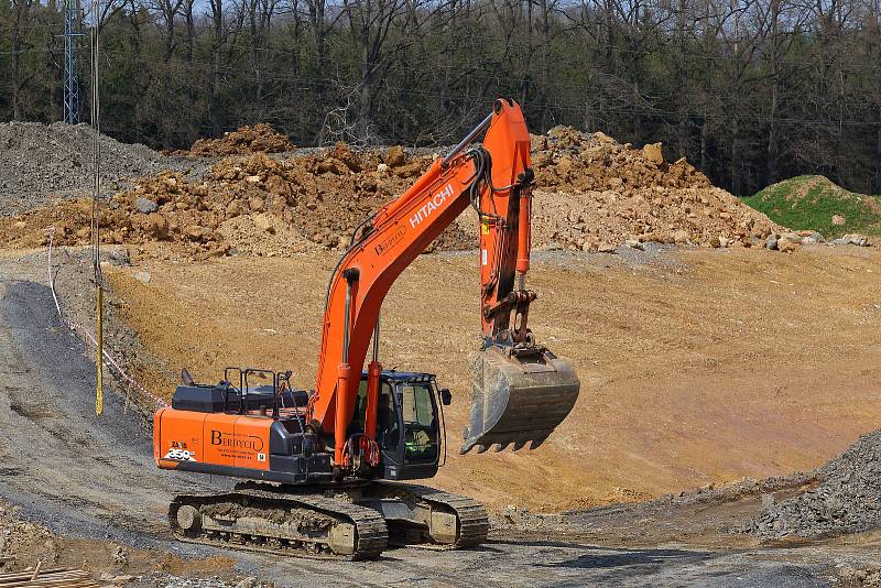 Stavba přeložky silnice 1/27 Šlovice - Přeštice. Nový úsek silnice bude 6100 metrů dlouhý a naváže na hotový přivaděč Plzeň-Litice-Šlovice a povede až k Přešticím.