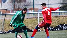 Fotbalisté béčka SK Petřín Plzeň (na archivní snímku fotbalisté v červených dresech) přivítají v pátek večer vedoucí Tachov.