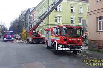K napadení dvou osob a k požáru vyjížděly v sobotu odpoledne do Barrandovy ulici v Plzni všechny složky Integrovaného záchranného systému.