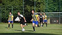 Fotbalisté TJ Sokol Kralovice (na archivním snímku hráči ve žlutomodrých dresech) porazili Košutku 1:0 a v krajské I. A třídy jsou na druhém místě za lídrem z Kaznějova.