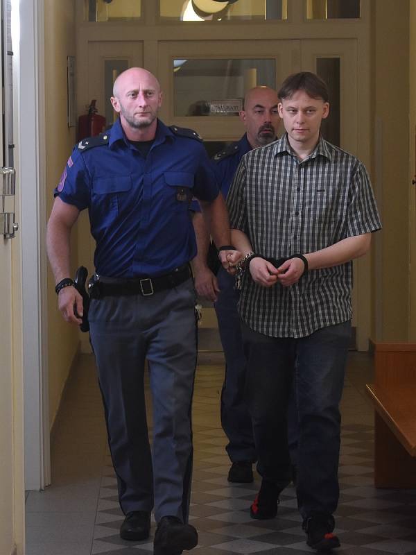 Spolu s Pavlem Kubešem, obžalovaným z padělání peněz i veřejných listin, usedli na lavici obžalovaných i dva jeho zákazníci - Miroslav Keselica (červené tričko) a Martin Koptík (modré tričko).