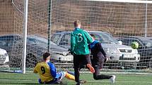 Fotbalisté Tachova (v zelených dresech) prohráli v přípravném zápase s Doubravkou (ve žlutých) 1:4.