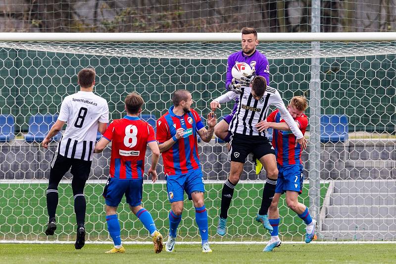 FORTUNA ČFL, skupina A (18. kolo): FC Viktoria Plzeň B (na snímku fotbalisté v červenomodrých dresech) - Admira Praha 0:0.