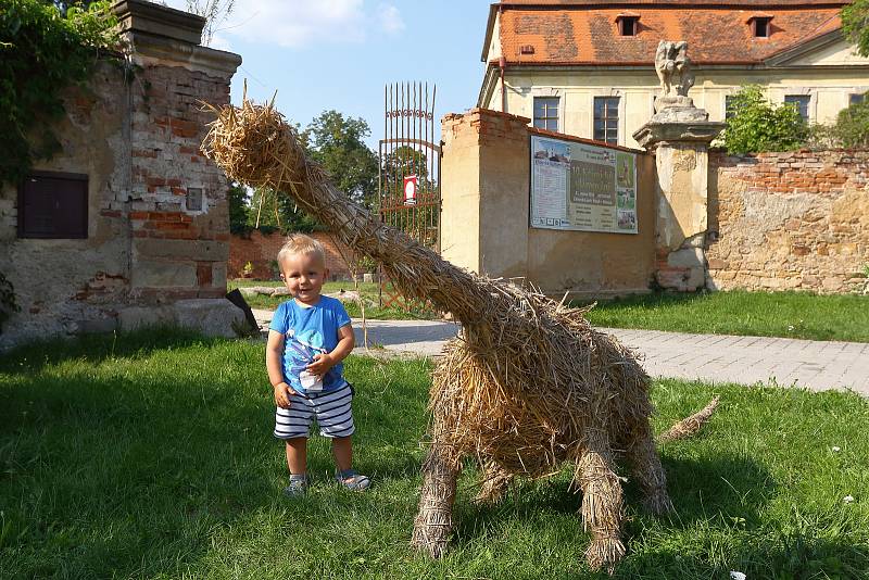 V zámeckém parku v Křimicích si mohli děti i dospělí vyzkoušet výrobu slaměných tvarů.