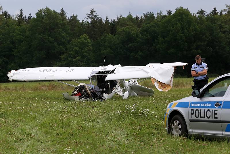 Nehoda po nouzovém přistání malého sportovního letadla na louce v obci Lhůta u Tymákova. Pilot byl se středně těžkými zraněními převezen do nemocnice.