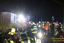Nehoda na železničním přejezdu: zdemolované auto a zraněná řidička