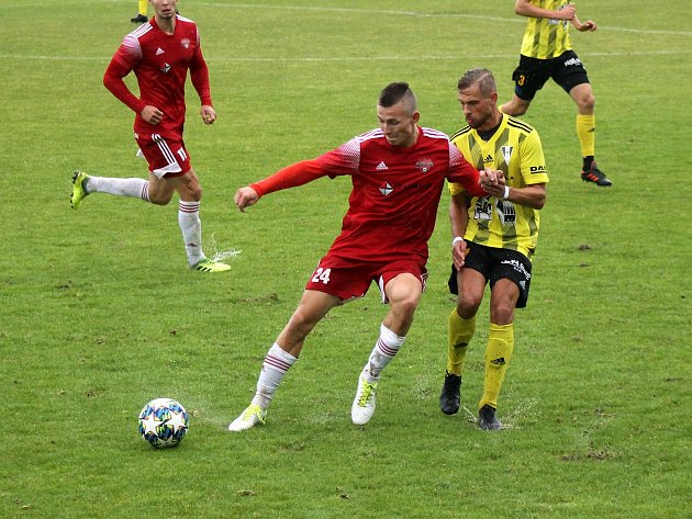 Kryštof Bílik (červený dres - číslo 24) v zápase proti Přešticím.
