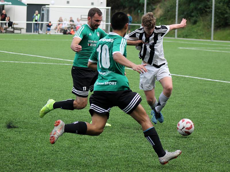 Fotbalisté SK Horní Bříza (zelení), kteří budou hrát od nové sezony FORTUNA divizní skupinu A, nestačili v letní přípravě na Tachov, jemuž na jeho půdě podlehli 0:1.