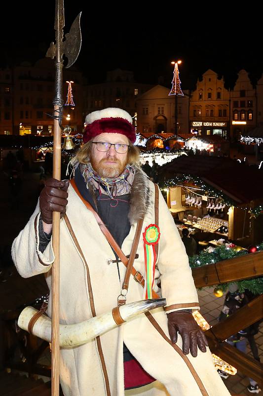 Zdeněk Zajíček jako plzeňský ponocný na zvonici, která se tyčí nad plzeňskými vánočními trhy. Trvají do 23. prosince a každý den nabízejí zábavný a kulturní program. Ve středu 12. prosince se na náměstí Republiky koná zpívání koled.