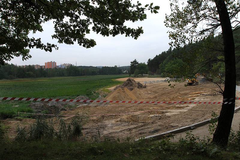 Senecký rybník čeká na odbahnění. U břehu vyroste také hřiště na vodní pólo