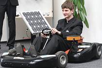 Josef Pluhař jede v Techmanii ve vozítku, které zkonstruoval v týmu společně s dalšími studenty