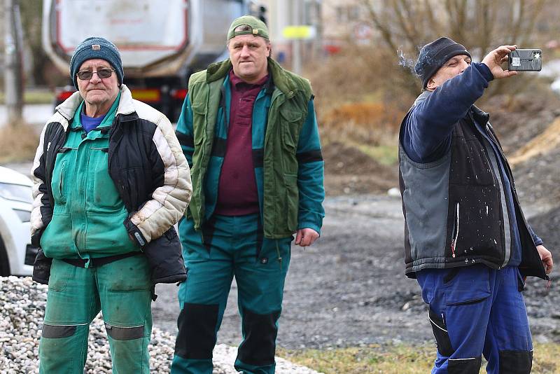 Zemědělci ze ZD v Třemošné se připojili k protestu proti změnám podmínek ve výplatě vládních dotací. S traktory s transparenty projeli do Kralovic a zpět. Naše fotografie jsou z Třemošné, Kaznějova a Plas na severním Plzeňsku.