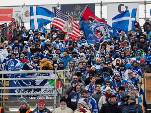 Plzeňští fanoušci i za Lužánkami svůj tým bouřlivě povzbuzovali.