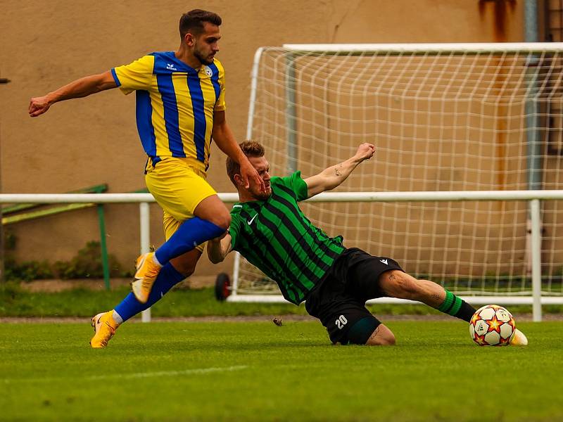 8. kolo FORTUNA divize A: FC Rokycany (na snímku fotbalisté v zelenočerných dresech) - Viktoria Mariánské Lázně 2:0 (1:0).