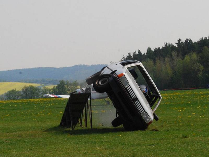 Fingovaná nehoda automobilu...