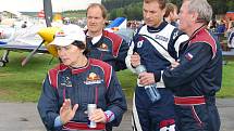 Radoslava Máchová, vedoucí skupiny Flying Bulls, udílí poslední pokyny před startem