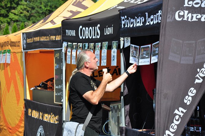 Dobré pivo a slunečné počasí přilákalo do Černic na Festival Slunce ve skle rekordní počet návštěvníků