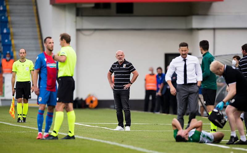 POTLESK. Trenér Michal Bílek povzbuzuje svůj tým během odvety 3. předkola Evropské konferenční ligy, v němž plzeňská Viktoria vyřadila po penaltách velšský The New Saints.