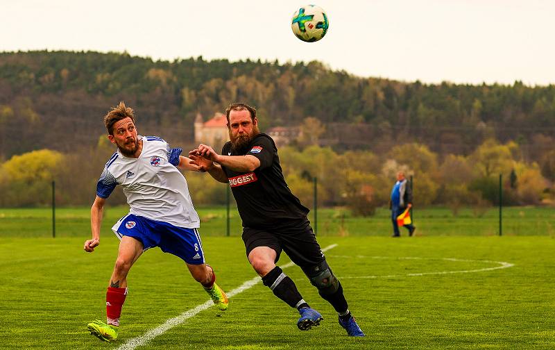 Fotbalisté Volduch (na archivním snímku hráči v černých dresech) porazili v 9. kole céčkové skupiny krajské I. B třídy silné Město Touškov 3:2.