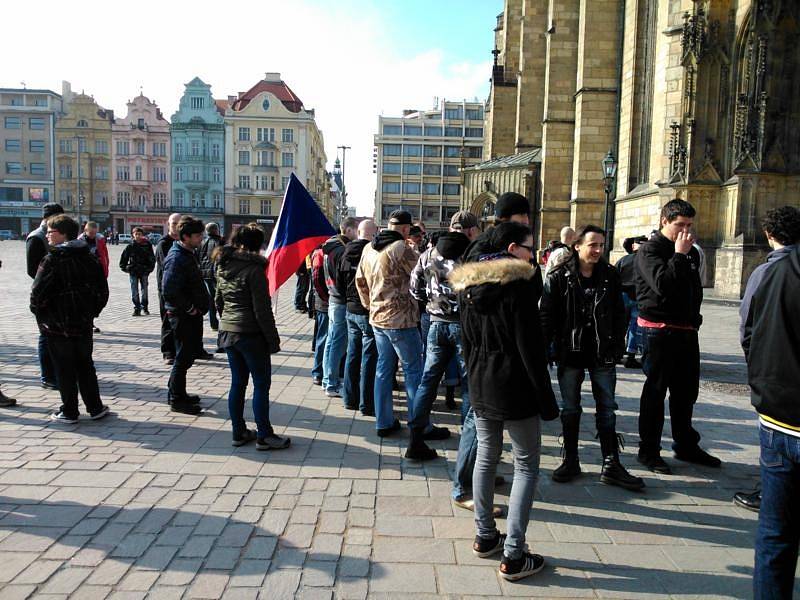 Náměstí Republiky kolem 14. hodiny.