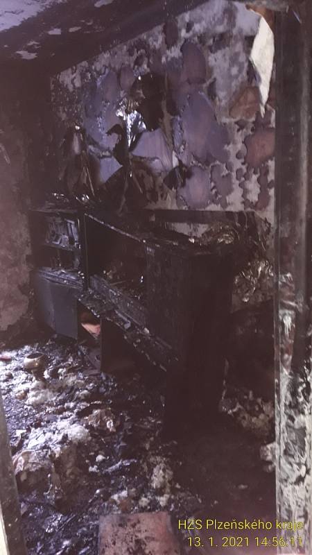V plzeňské ulici Pod Švabinami zahořelo ve čtyřpatrovém bytovém domě, na místo vyjelo pět jednotek hasičů.