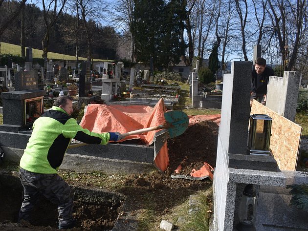 Reportér Deníku si na šumavském hřbitově vyzkoušel pod vedením hrobaře Jaromíra Linarta, jak náročné je ve druhé polovině února kopat hrob.