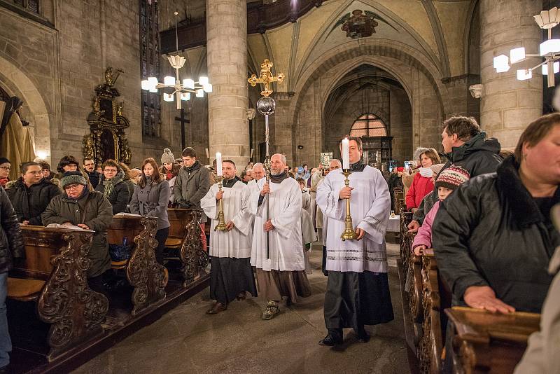 Kněží plzeňské diecéze se vydali průvodem z biskupství do katedrály sv. Bartoloměje, aby společně zahájili postní dobu.